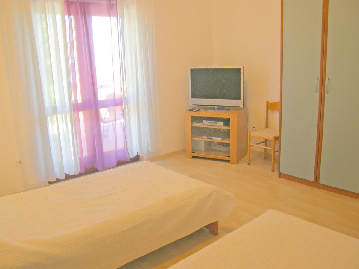 Apartments Rina Примоштен Екстер'єр фото