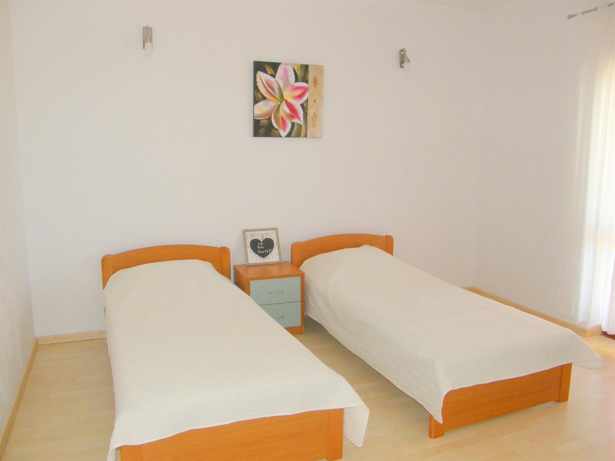 Apartments Rina Примоштен Екстер'єр фото