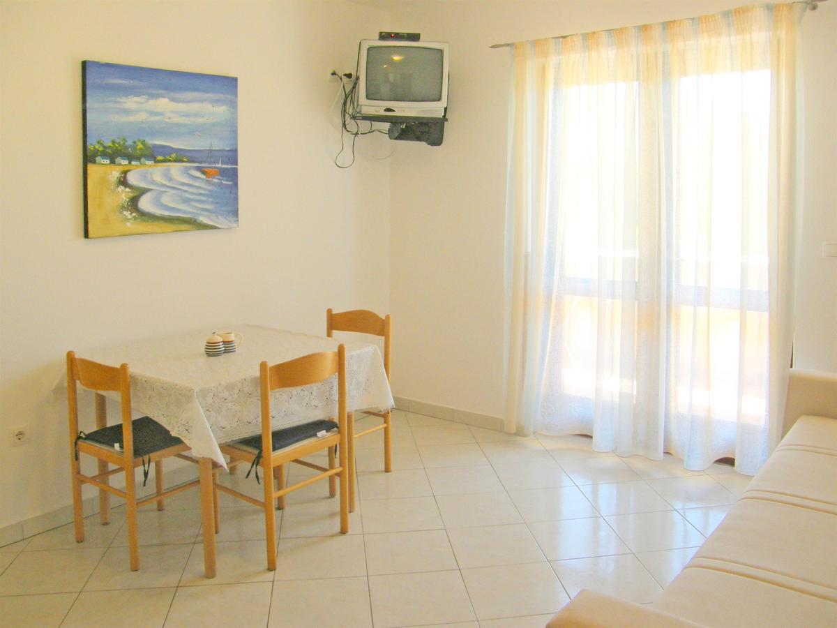 Apartments Rina Примоштен Екстер'єр фото