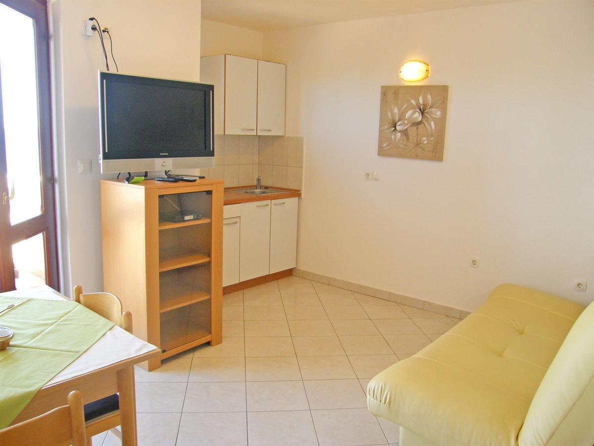 Apartments Rina Примоштен Екстер'єр фото