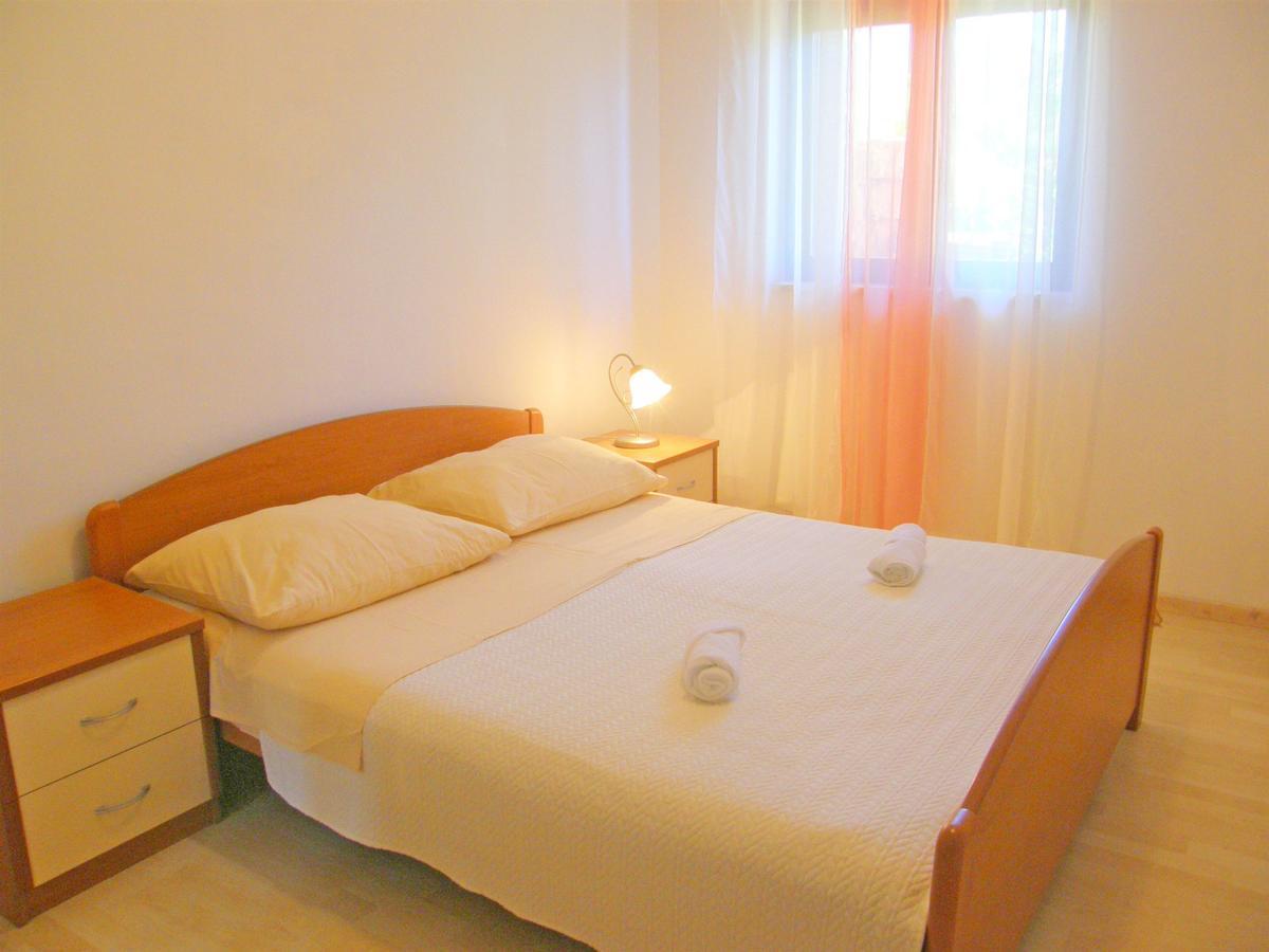 Apartments Rina Примоштен Екстер'єр фото